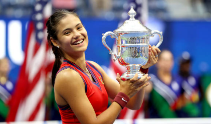 Emma Raducanu holding the 2021 US Open trophy